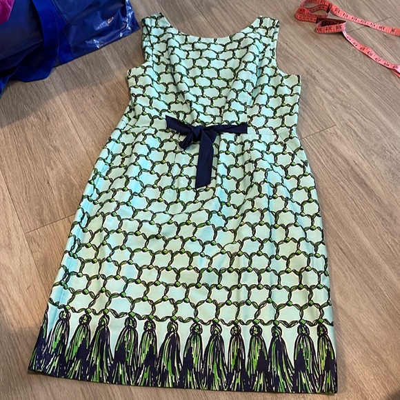 Lilly Pulitzer Dresses & Skirts - Lilly Pulitzer shift dress with bow detail on front